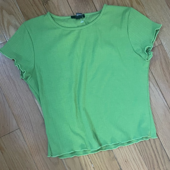 🎉 3/$10 Green crop top with lettuce edging - Picture 1 of 2